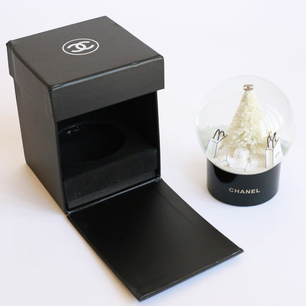 Chanel Snow Globe with Christmas Tree and Shopping Bag operates with  Battery For Sale at 1stDibs