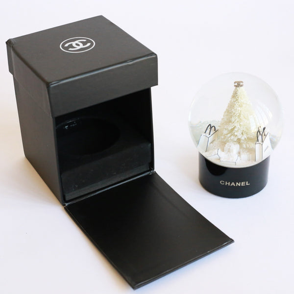 CHANEL Snow Globe Dome White Christmas Tree Novelty Benefit VIP Customer  Limited
