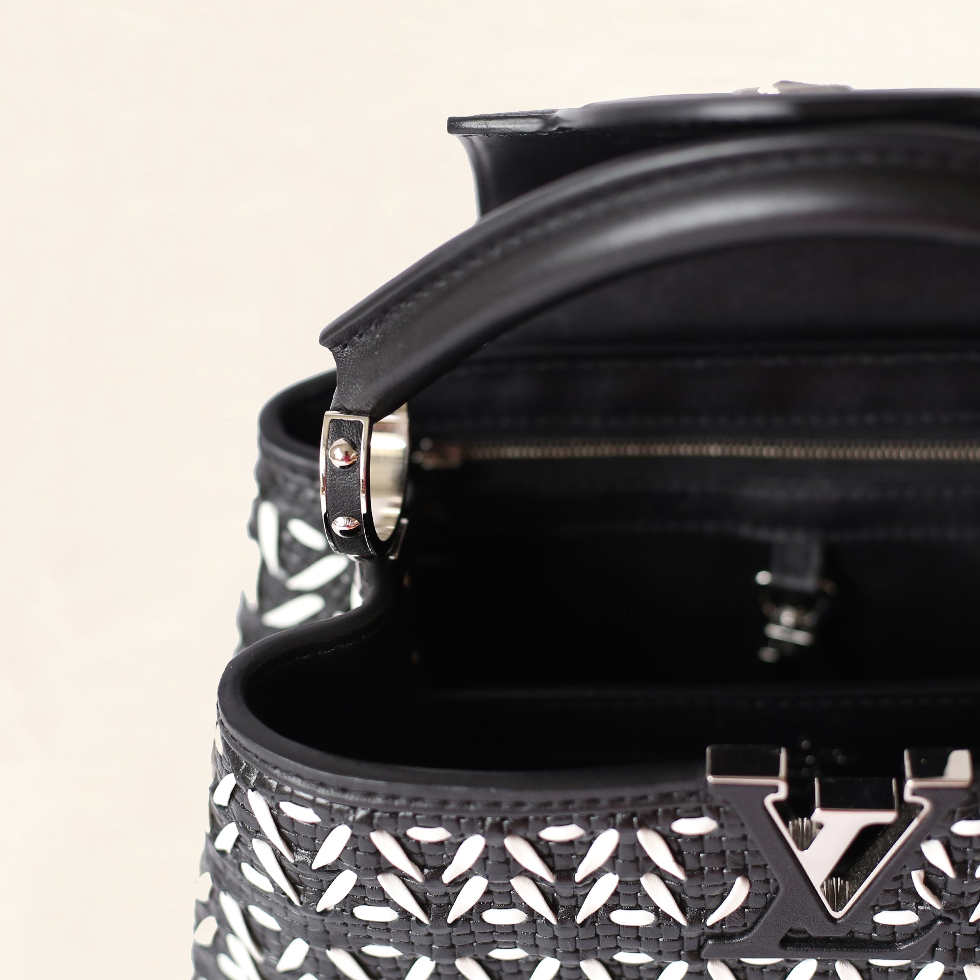 Capucines leather handbag Louis Vuitton Black in Leather - 29540079