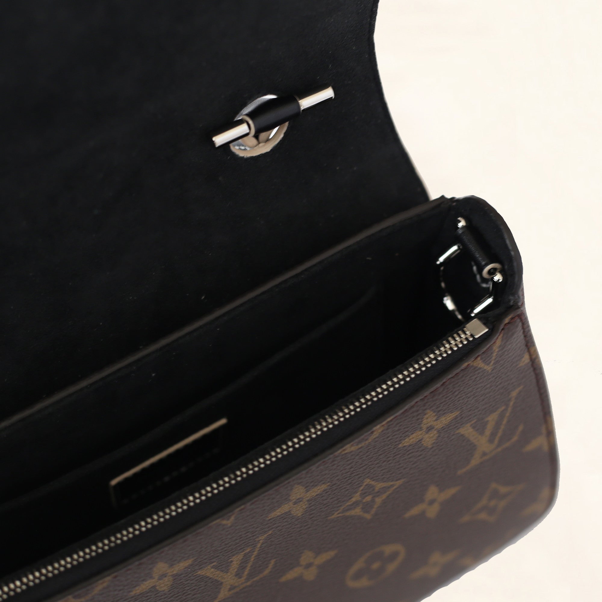 Louis Vuitton, Brown monogram canvas messenger bag. - Unique Designer Pieces