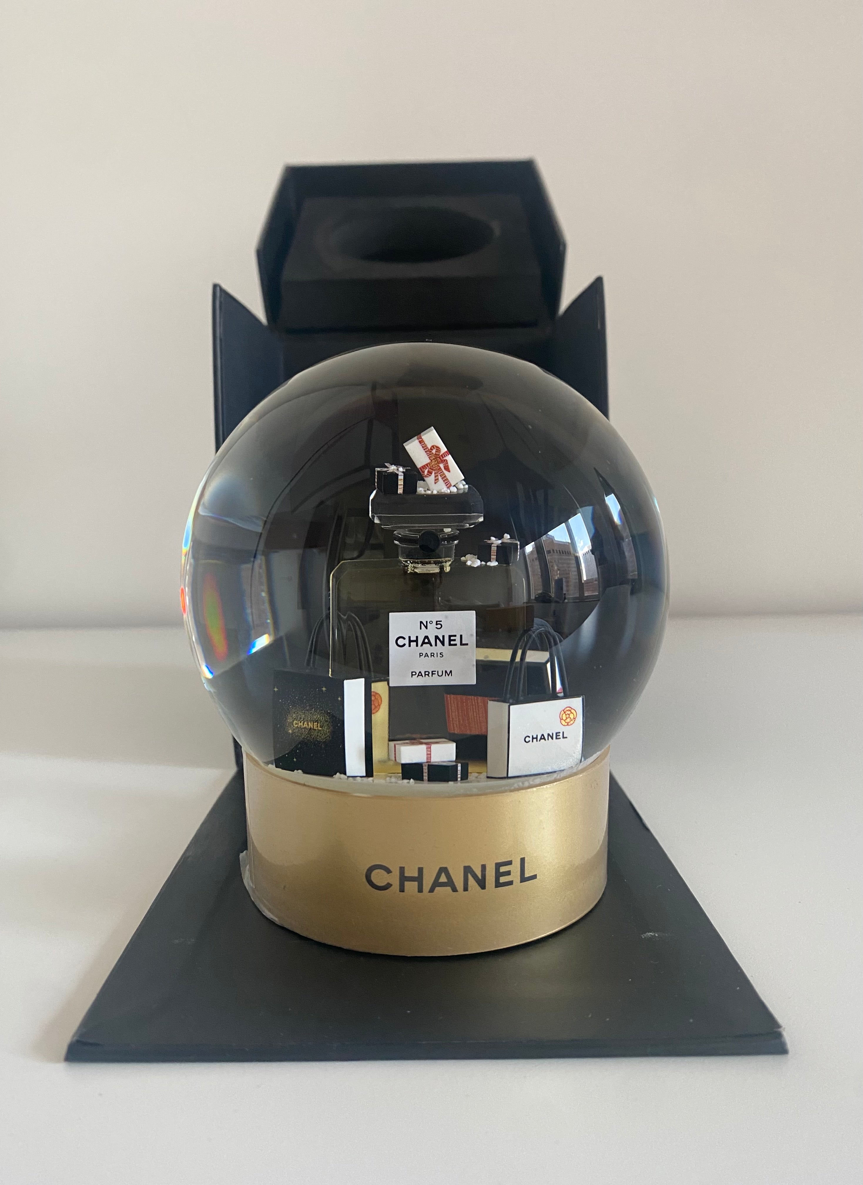 Chanel Snow Globe 2015 Large Shopping Bags No 5 Bottle Home Decor Limited  in Box at 1stDibs