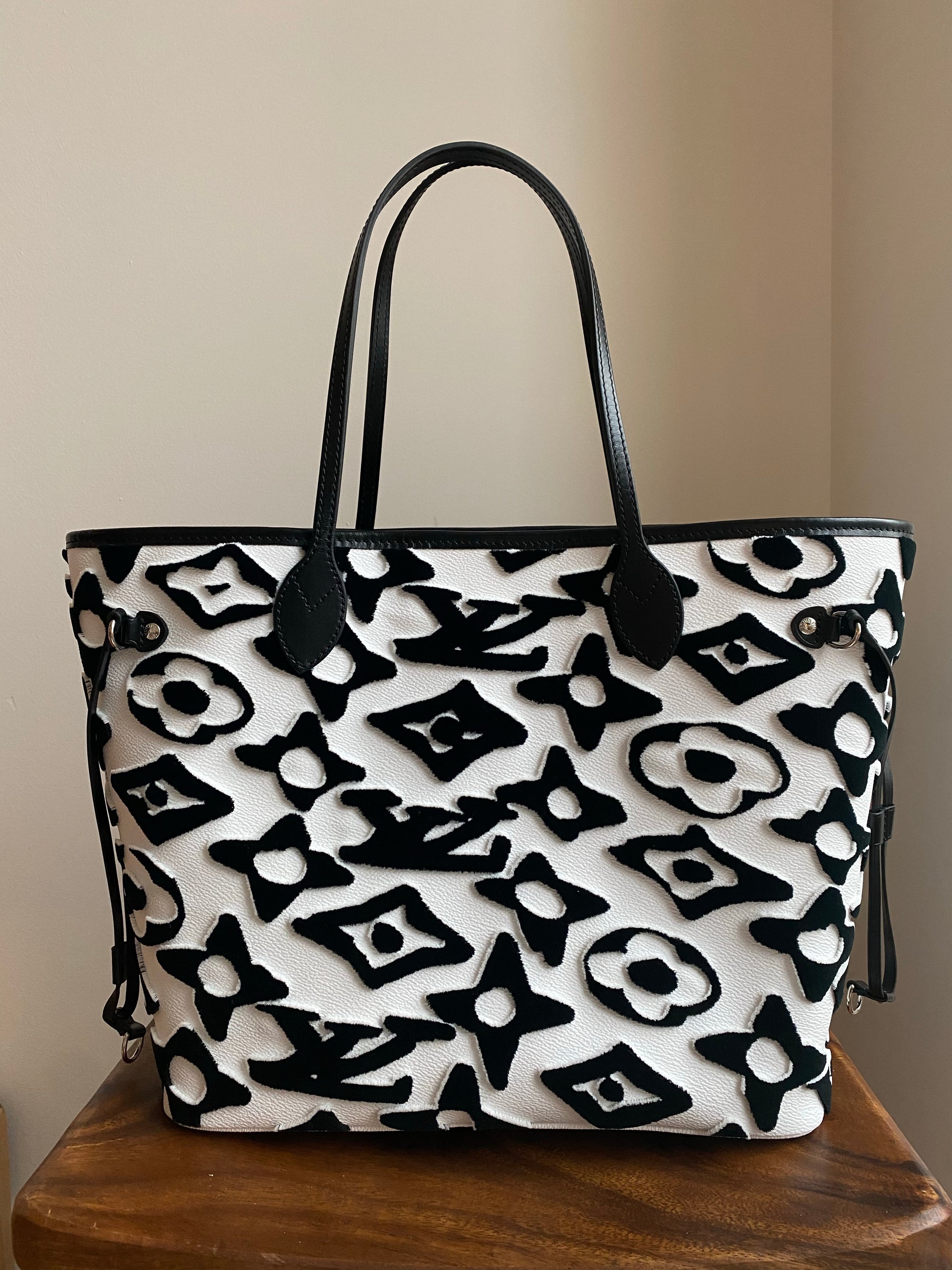 louis vuitton black and white neverfull