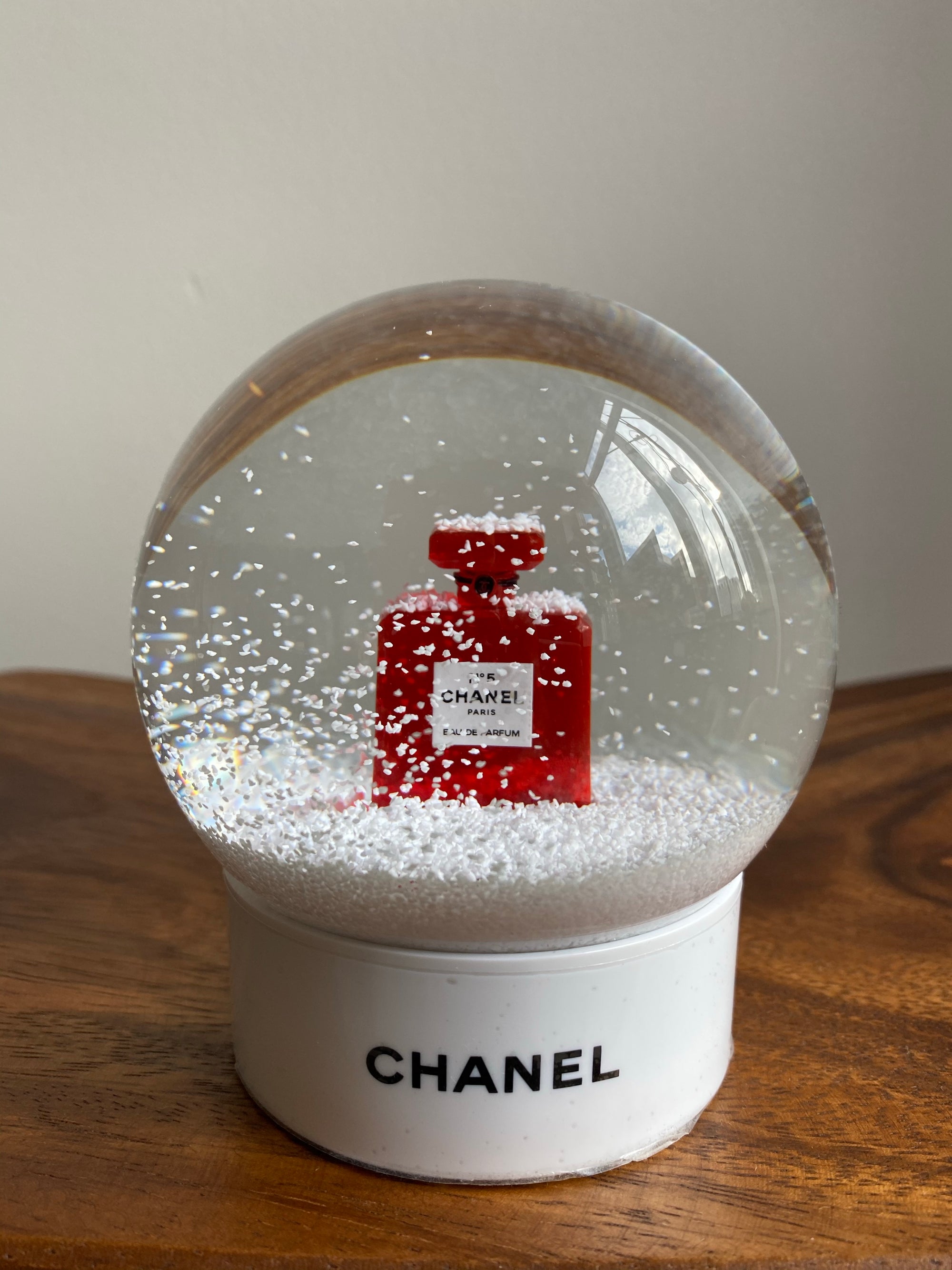 CHANEL - Snow globe with the bottle number 5 in red - Bo…