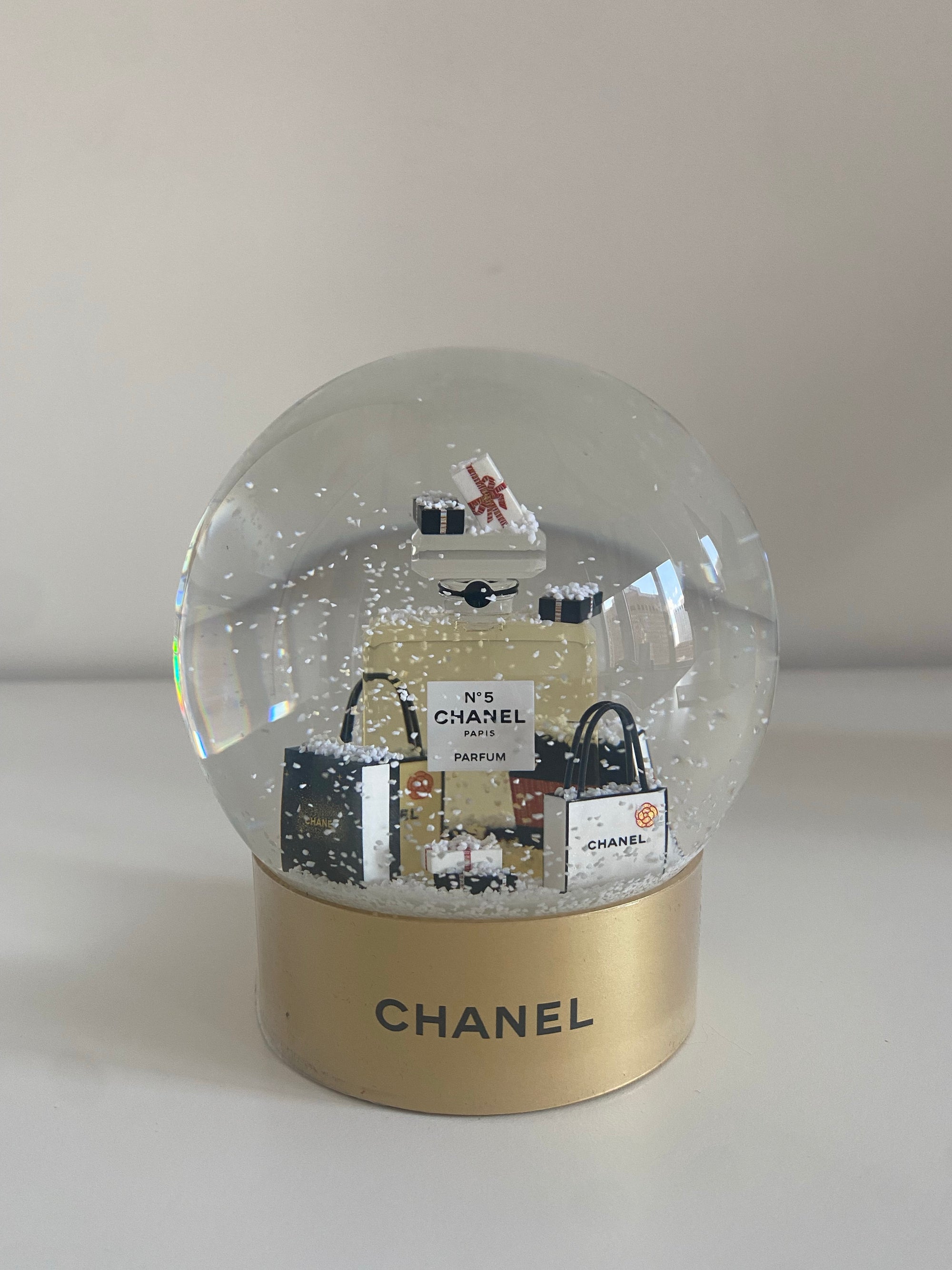 Cambon Chanel snow globe White Glass ref.151882 - Joli Closet