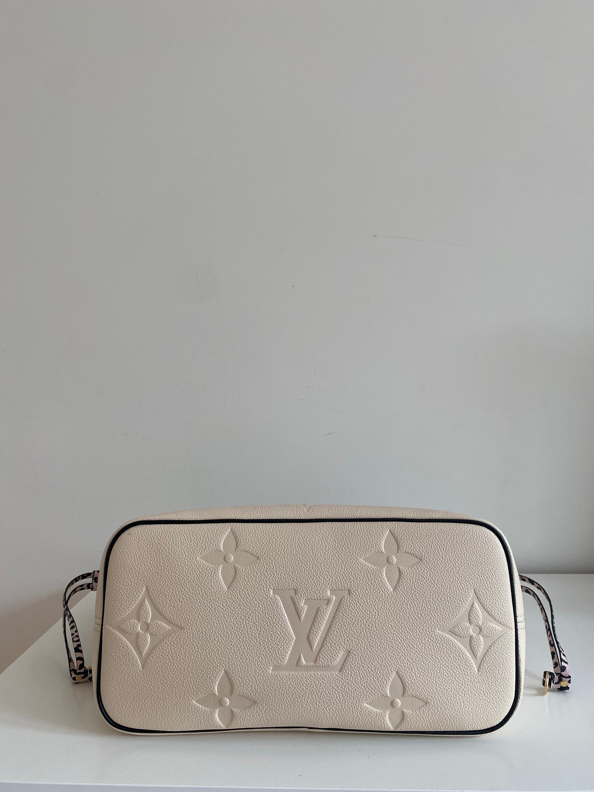 Louis Vuitton Neverfull MM Pale Beige in Grained Cowhide Leather
