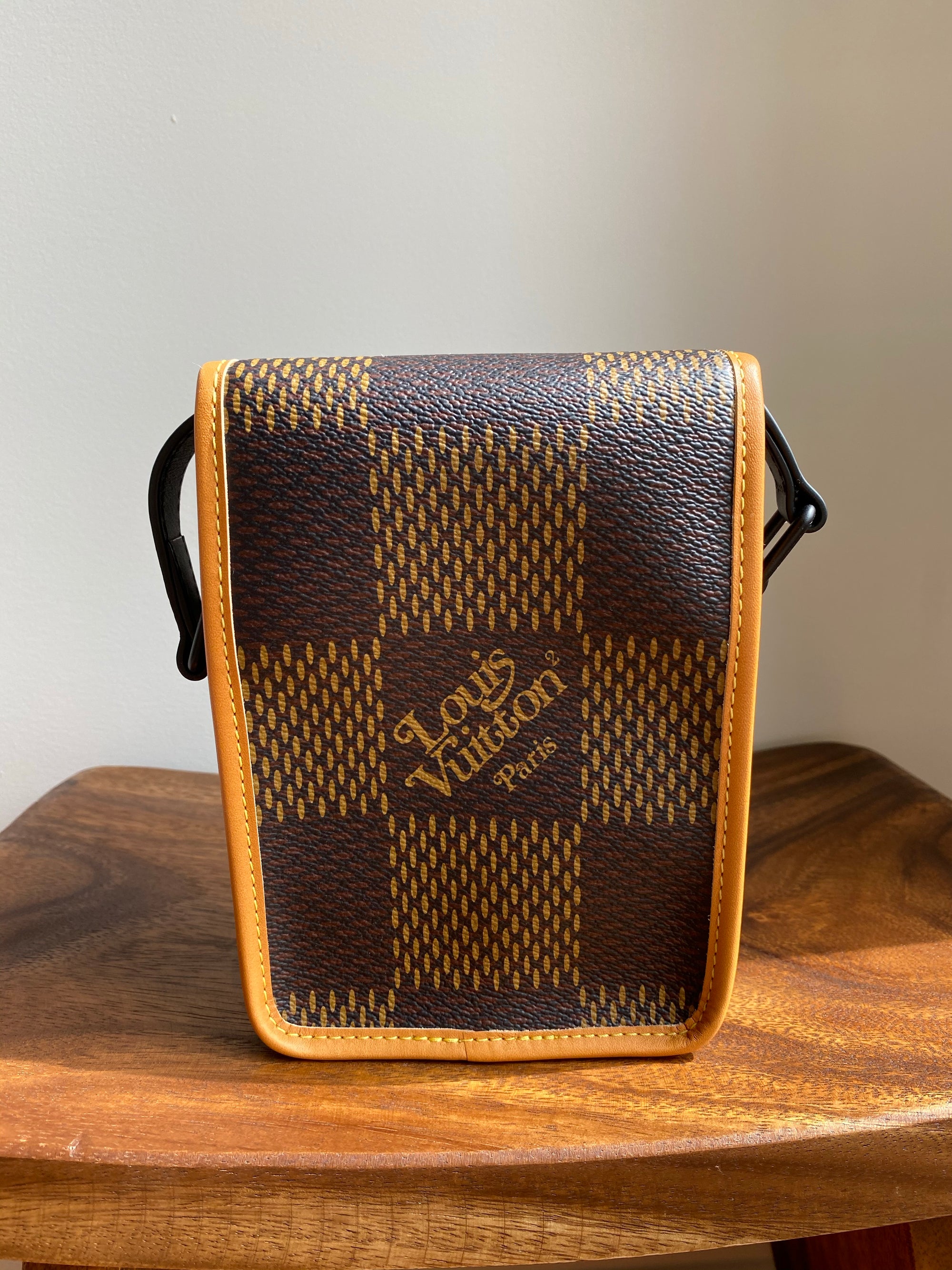 Louis Vuitton Nano e Messenger Bag