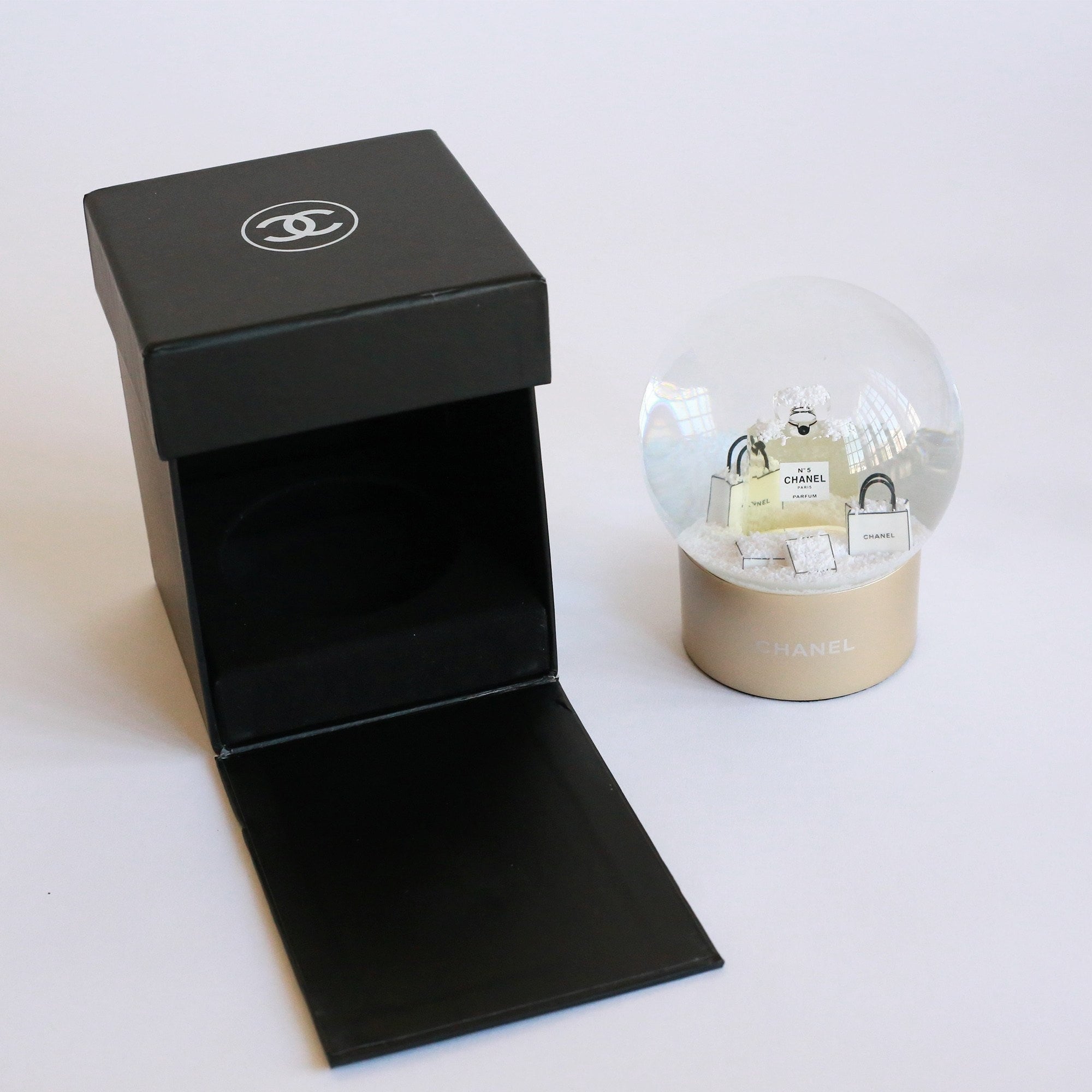 Chanel N°5 Perfume And Shopping Bag Motorized Snow Globe Available For  Immediate Sale At Sotheby's